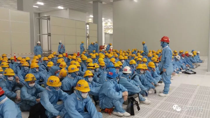 成都京東(dong) 方第六代柔性AMOLED屏生產(chan) 線的身穿潔淨服的航特人正在接受潔淨管製培訓