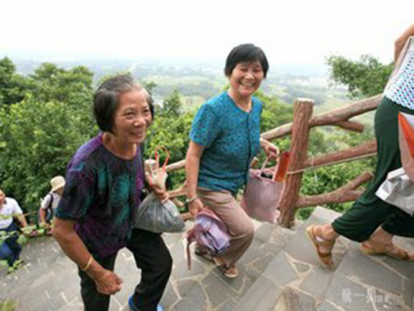 重陽節留守老人爬山 重陽節留守老人爬山