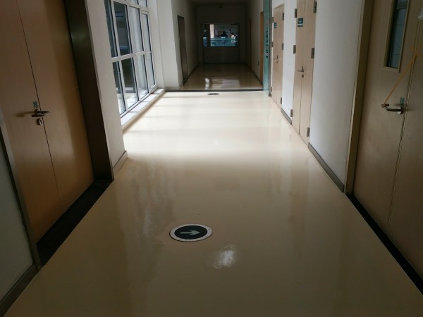 醫院走廊亞(ya) 麻地板翻新後