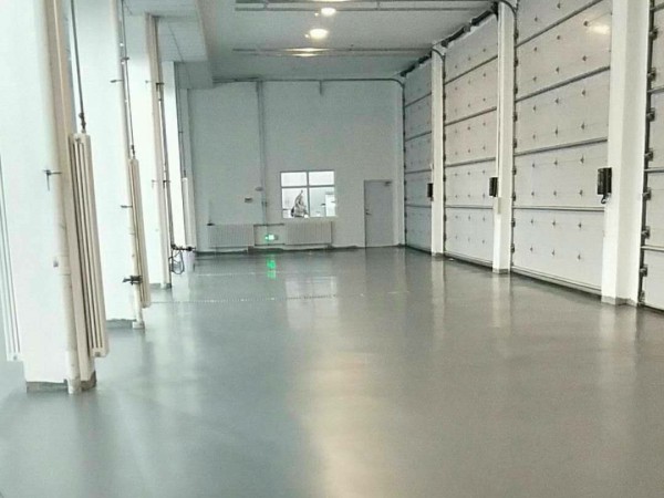 長白山機場消防車庫環氧地坪養(yang) 護後 長白山機場消防車庫環氧地坪養(yang) 護後