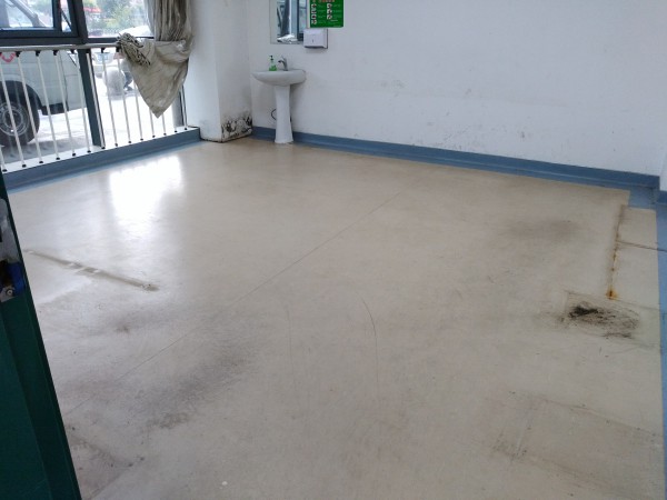 PVC地板養(yang) 護前全景 PVC地板養(yang) 護前全景