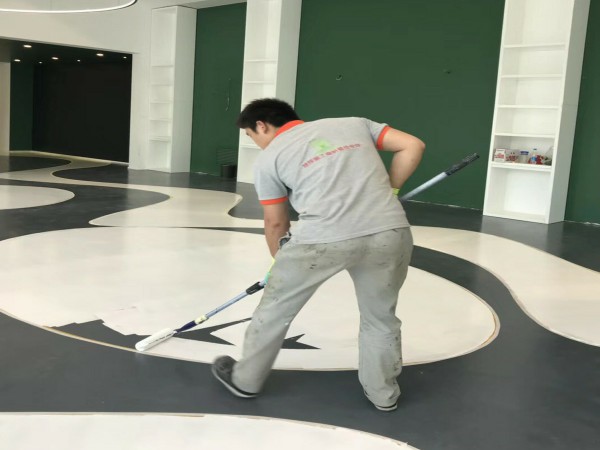 水泥地麵翻新施工中