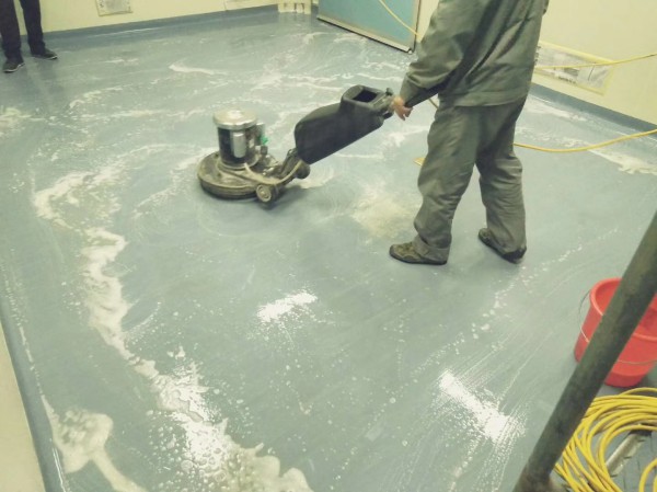手術室地麵翻新施工中