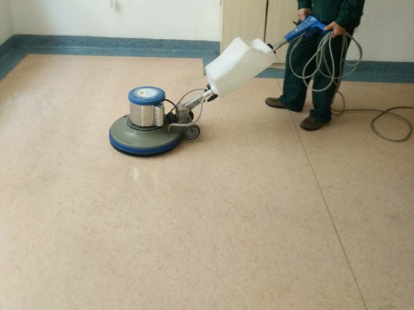 PVC地板養(yang) 護施工中