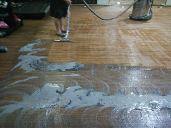 實木複合地板翻新施工中 實木複合地板翻新施工中