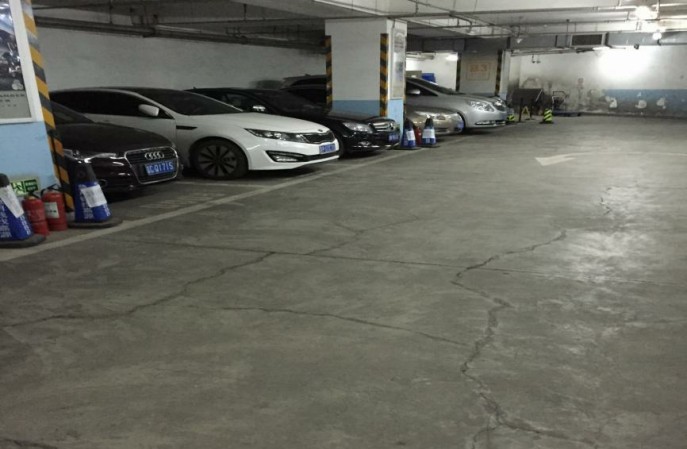 地下車庫水泥地麵翻新,速度快更耐磨! 地下車庫水泥地麵翻新,速度快更耐磨!