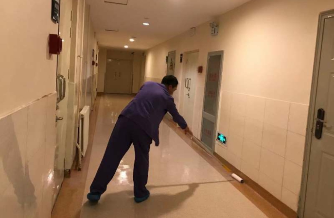 塑膠地板怎麽清理？我有妙招。