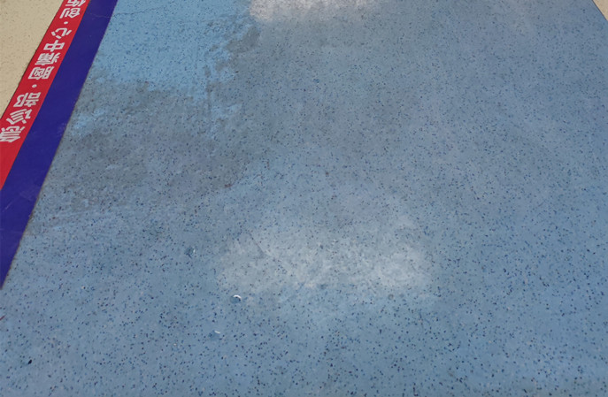 醫院 PVC 地板定期打蠟，還是發黃變色等，塑立得一招破解