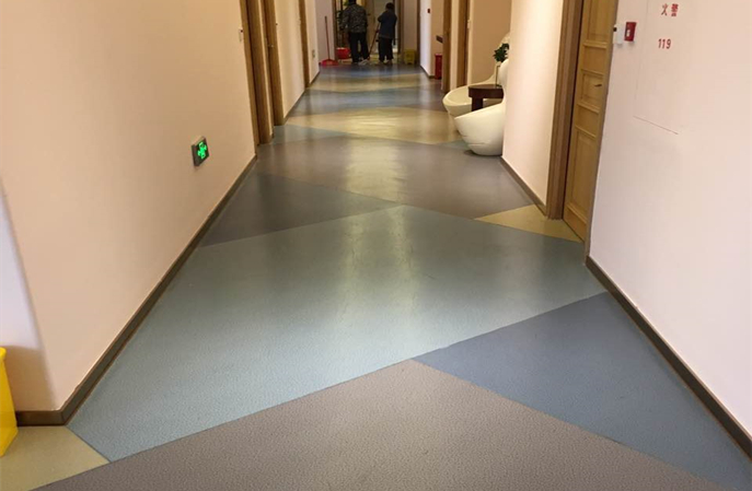 醫院PVC地板保養難題破解：為什麽勤打蠟仍會變色？深度解析塑立得防護塗料革新價值