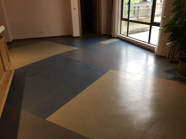 大廳PVC地板老舊劃傷